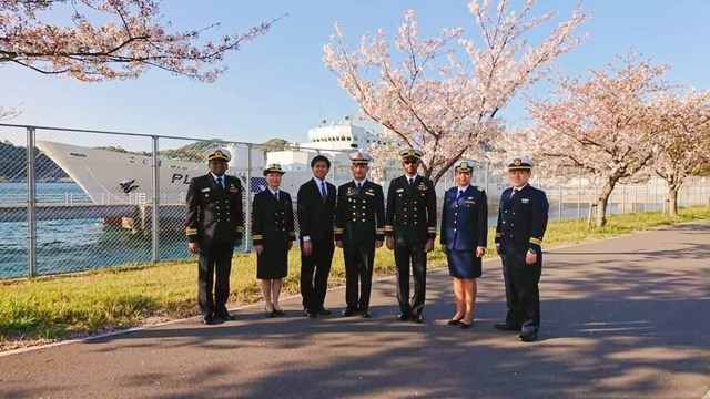 海上保安大学校の施設見学（練習船こじまと美しい桜を背景）