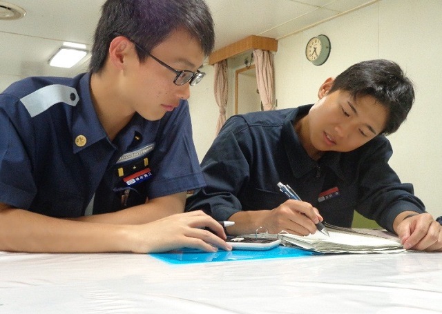 航海科実習生に航海算法を習う機関科実習生