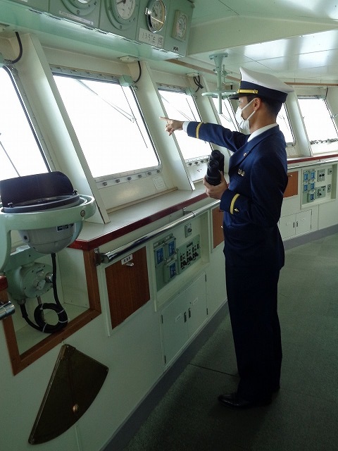 呉出港を指揮する実習生