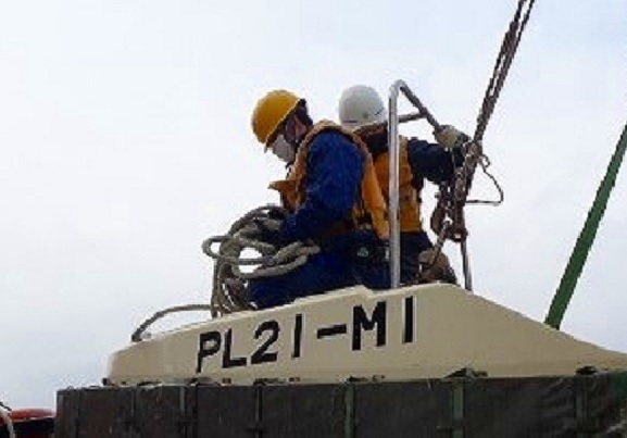 高速警備救難艇の揚降作業を行う実習生の様子