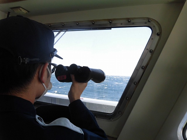 双眼鏡で宗谷海峡を確認する実習生