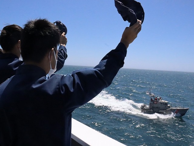 USCG巡視艇に帽を振る実習生