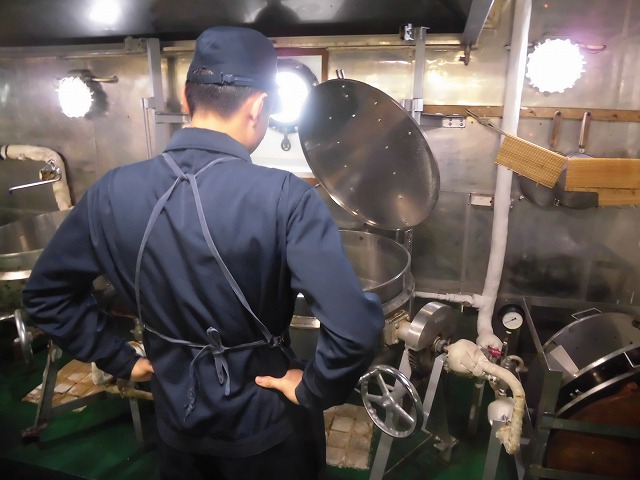 お米の炊きあがりを確認する航海科実習生