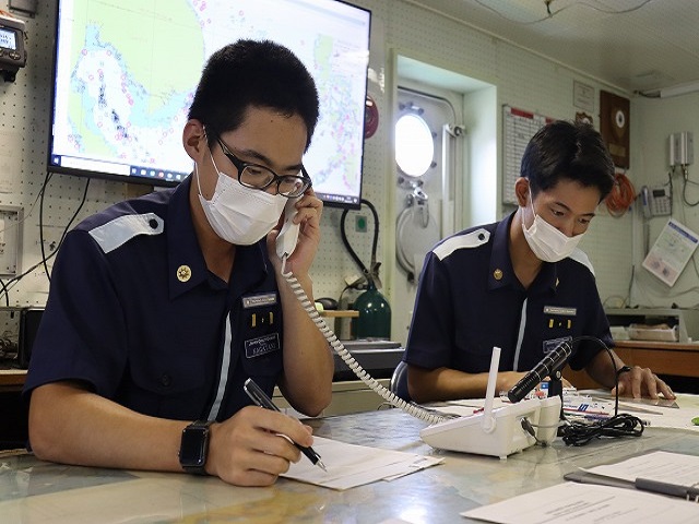 ベトナムの海上保安機関と通信する実習生
