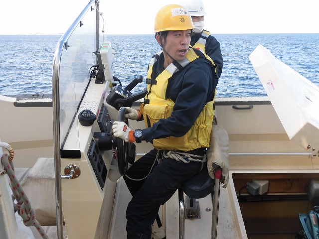 警救艇の舵取り装置の試験を行う実習生