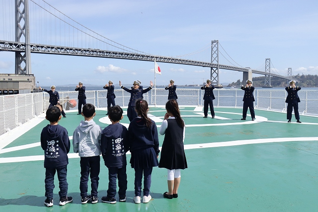 こじま船上での海上保安大学校応援団の演舞