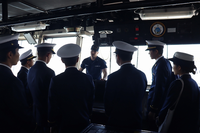 USCGの船と機械の説明を受ける実習生