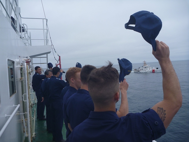 USCG船艇とエール交換を行うUSCGAの学生