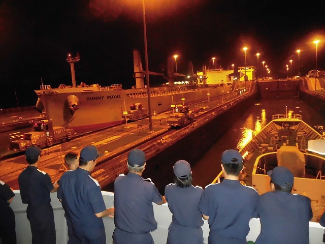 パナマ運河を見学する実習生・乗組員