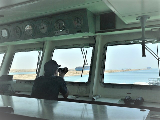スエズ運河を操船する実習生
