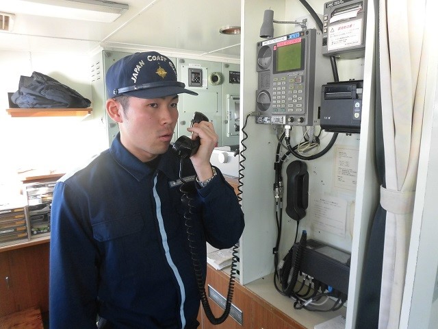 東京湾海上交通センターと通信を行う航海科実習生