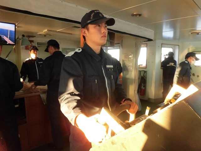 伊良湖水道航路において操舵を行う航海科実習生