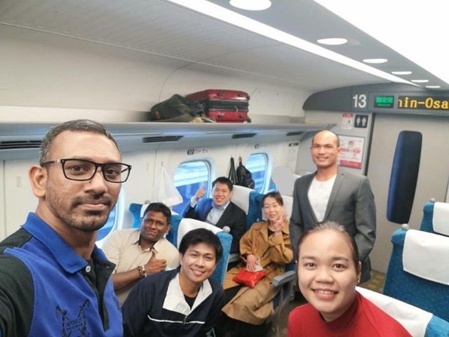 美しい笑顔でいっぱいの７名のMSP６期生の写真（東京から広島への新幹線車中）